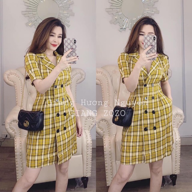 Váy kẻ cổ vest phối khuy