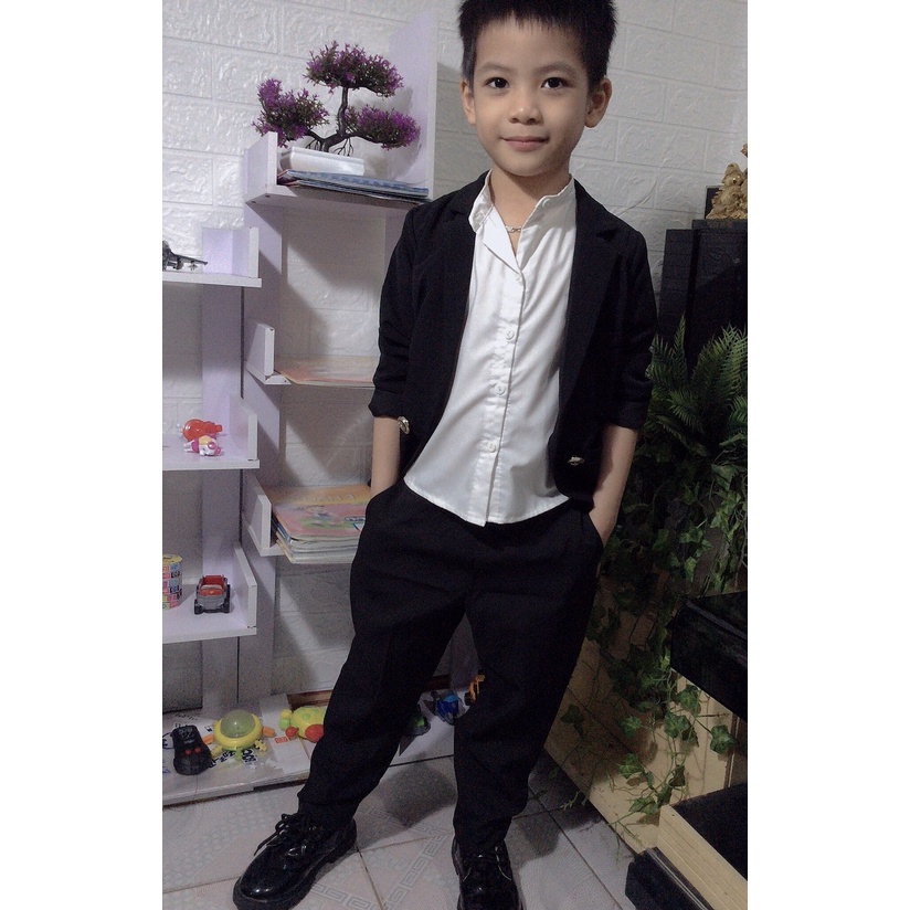 Bộ vest bé trai thời trang bao gồm áo vest hai lớp và quần