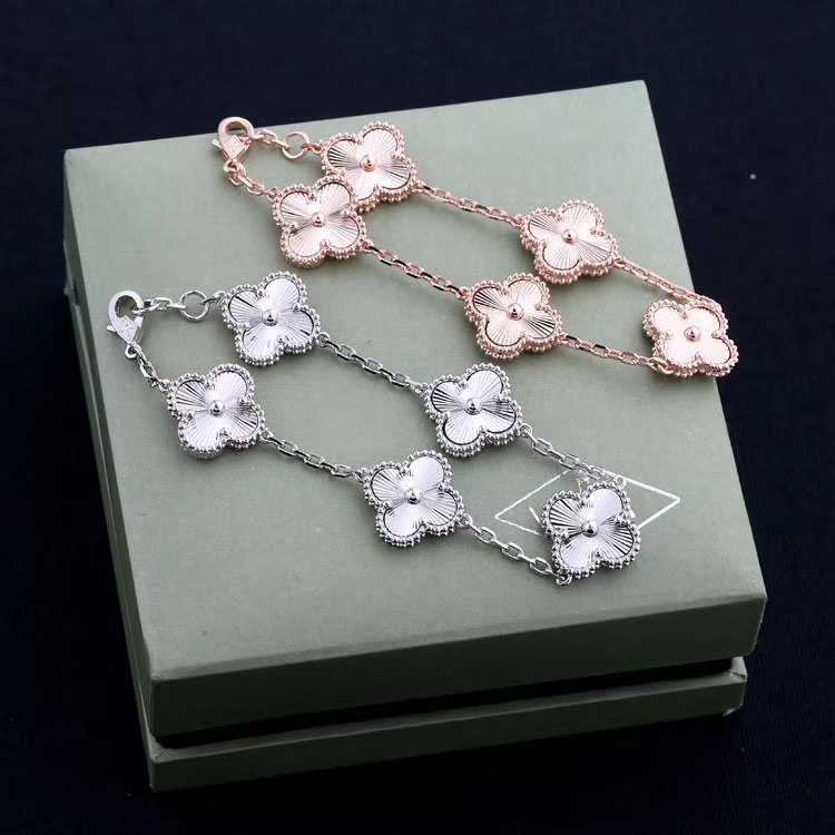 Vòng Tay Mạ Vàng 18K Mặt Hình Cỏ Bốn Lá Thời Trang