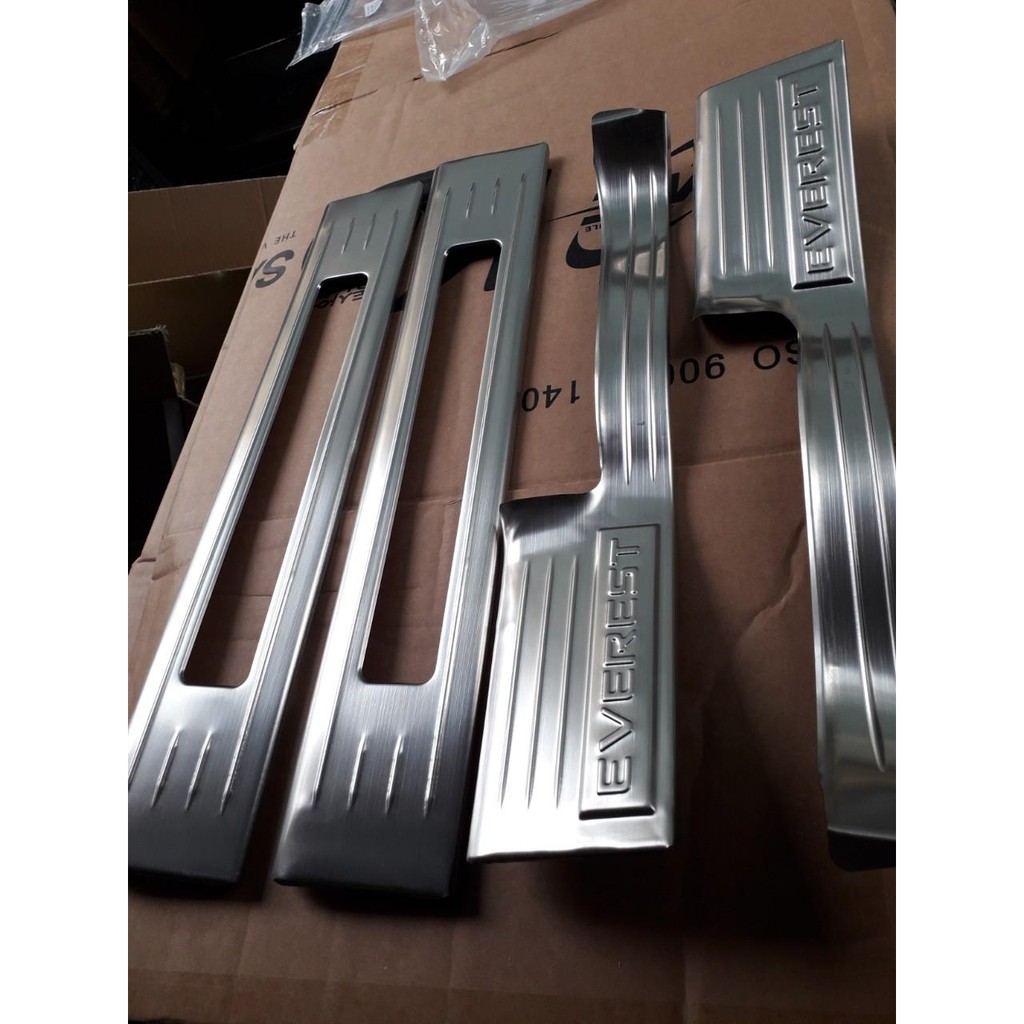 Ốp bậc giẫm trong Inox Ford Everest hở đèn dành cho bản đủ 2017-2019