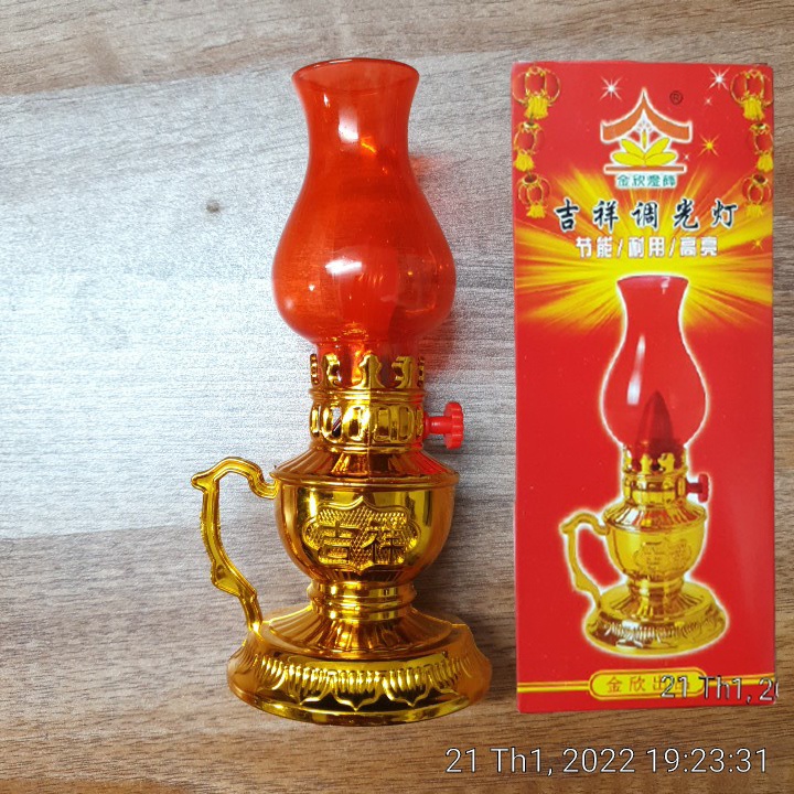 Đèn thờ cúng sử dụng pin có thiết kế cổ kính hài hoà cân đối tăng phần trang nghiêm