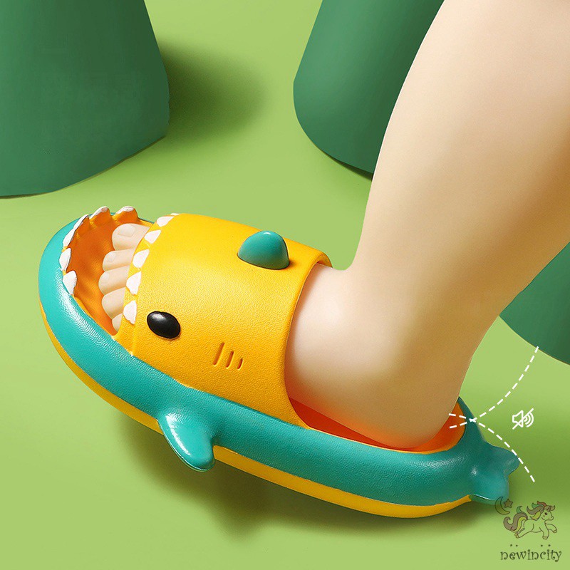 Dép mang trong nhà đế mềm chống trượt/ chống mài mòn hình cá mập dễ thương cho trẻ