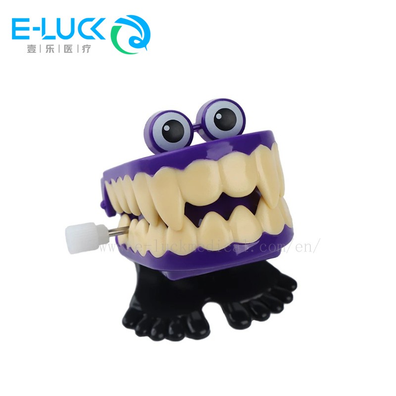 1pcs easy and convenient Cute jumping teeth toy on the clockwork tooth jewelry kindergarten holiday gift puzzle for children