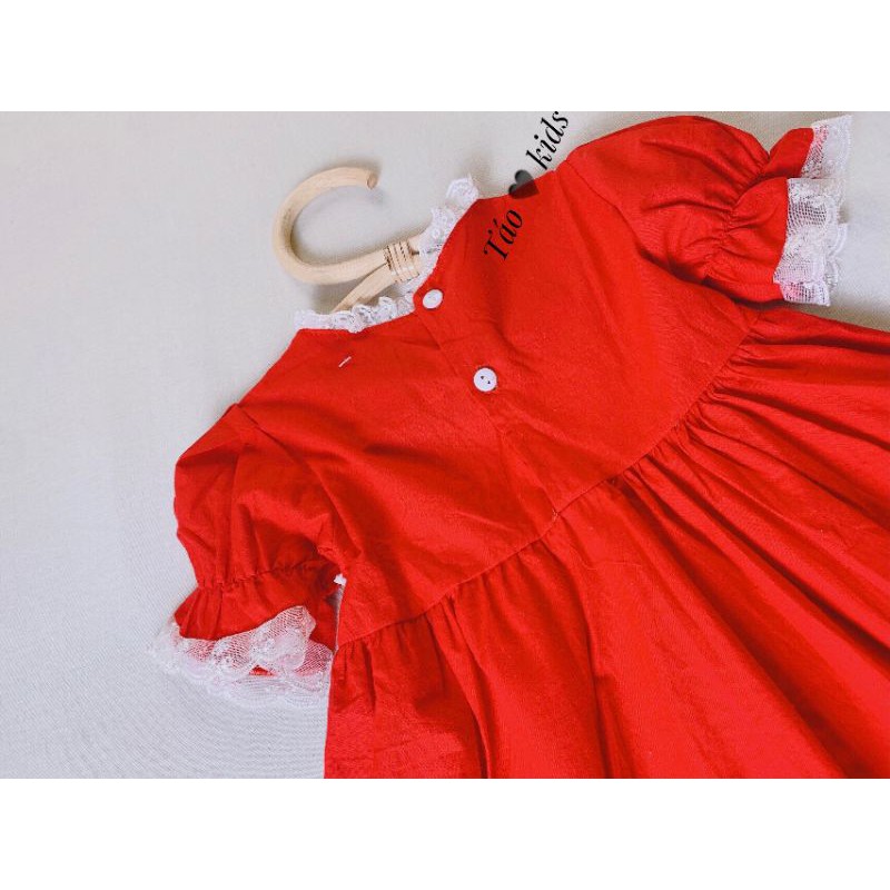 Váy đỏ cổ ren nhà táo cho bé gái