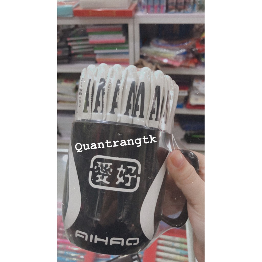 01 chiếc bút bi chữ A