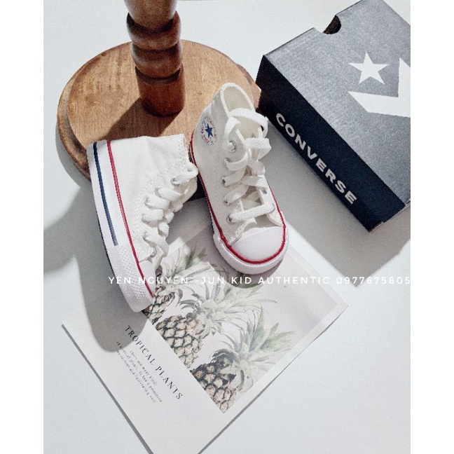 Giày thể thao của bé