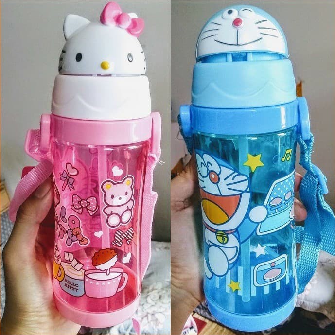 Bình uống nước ống hút nhựa 550ml họa tiết Hello Kitty/ Doraemon kèm dây đeo vai