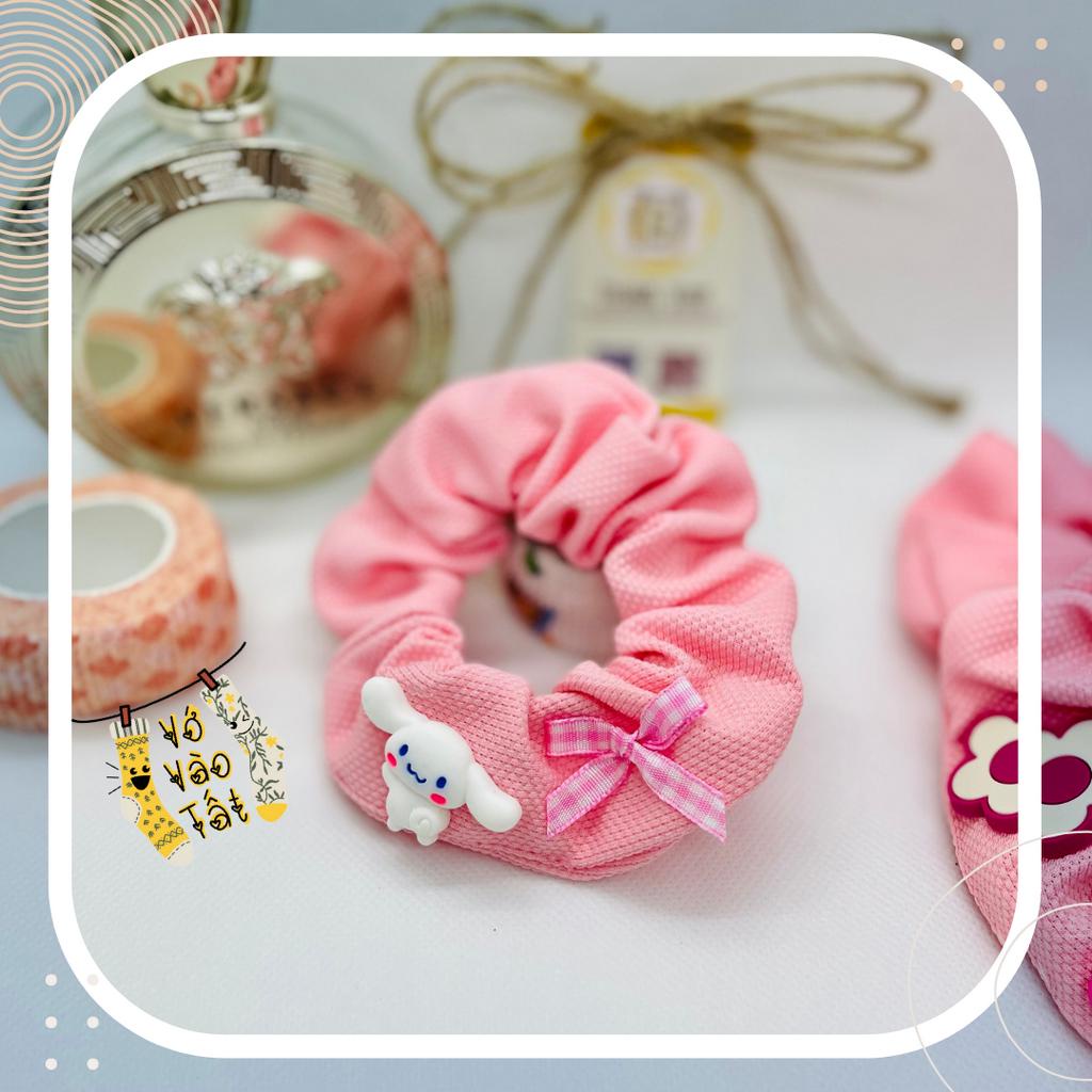 DÂY BUỘC TÓC SCRUNCHIES GẮN CHARM GẤU DÂU XINH XẮN
