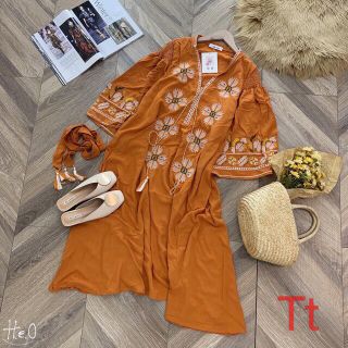 Váy thổ cẩm vàng