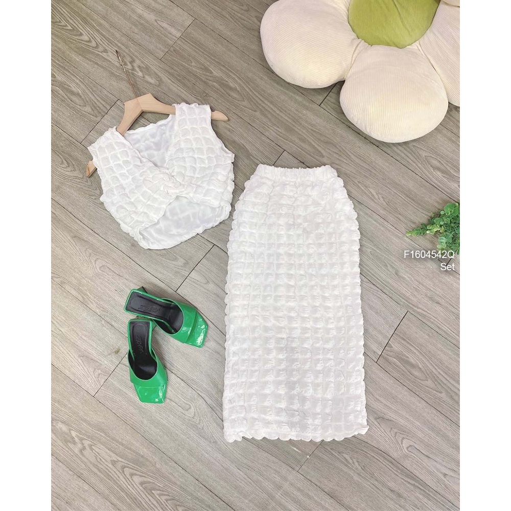 Set xốp trắng áo croptop xoắn ngực sát nách phối chân váy ôm xẻ tà sau dáng dài!