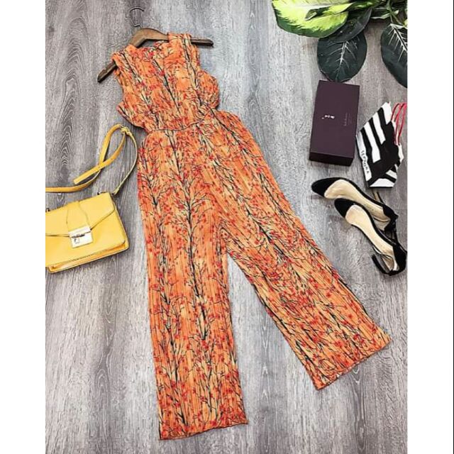 Jumpsuit cổ yếm dập ly họa tiết hoa nhí