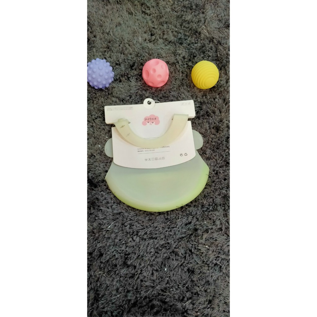 Yếm ăn silicone cho bé từ 0-3 tuổi hình hoa quả (8066), thương hiệu Aiueo Nhật Bản
