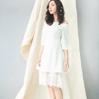 Váy bẹt vai chân ren