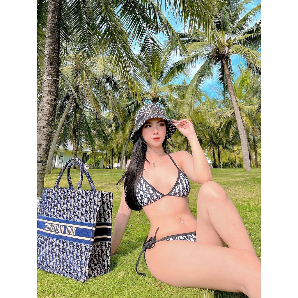 Set bikini 2 mảnh hoa nhí Mai Phương Bùi kèm khăn choàng xinh xắn