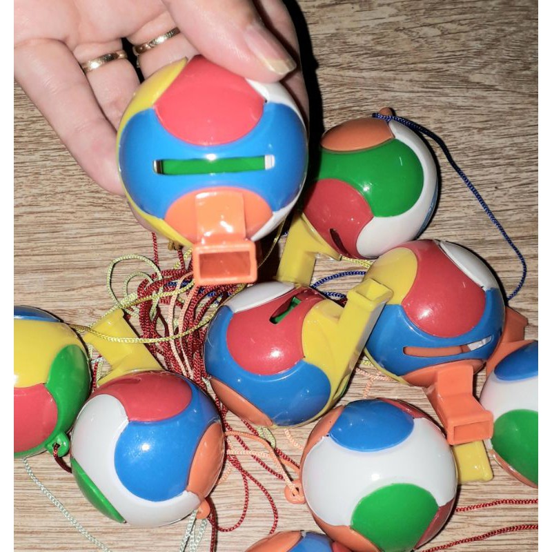 Một chiếc kèn_ tu hít hình quả bóng bằng nhựa nhiều màu sắc
