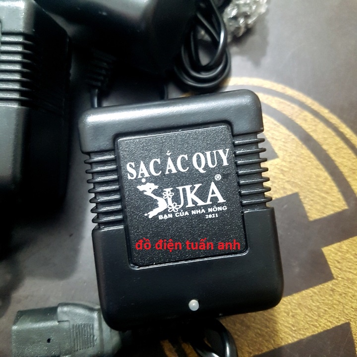 Sạc 3 chân bình acquy xe máy 12v, bình bơm phun tưới cây,phun lúa có đèn báo sạc đầy bình.