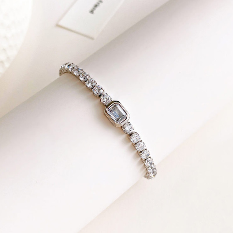 Lắc Tay Nữ Đính Đá Nhân Tạo Zircon Titan Ko Đen TT 4284