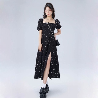 A broken flower dress with a square collar shows a lean temperament at the waist.