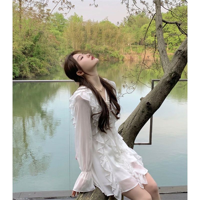 White lotus leaf edge v-collar chiffon dress a woman with long sleeves in summer shows a thin temperament and a short skirt in her first love.
