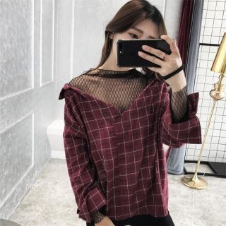 Sơmi trễ vai kèm áo lưới.