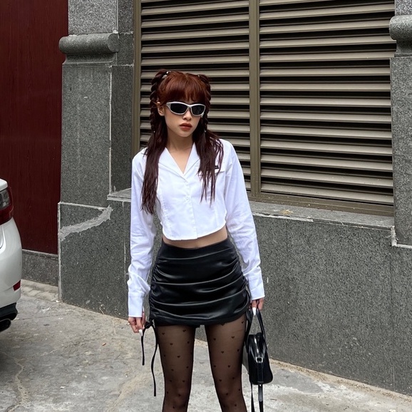 Áo sơ mi nữ CHICMONKI phom croptop, vạt tròn, màu trắng - JENNIE CROP SHIRT CMT746