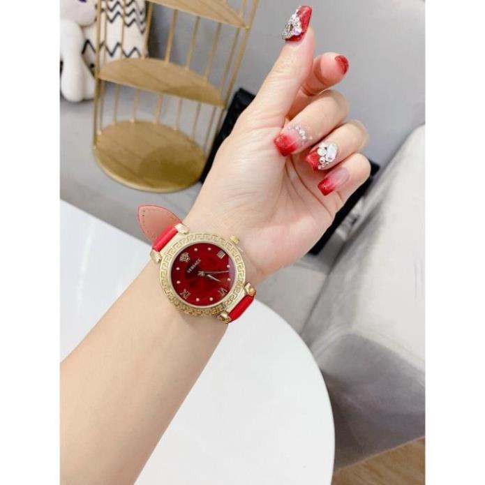 Đồng hồ nữ Versace nữ dây da sang trọng và tinh tế.
