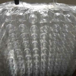 100 Chau nhựa vuông nắp đen 330ml