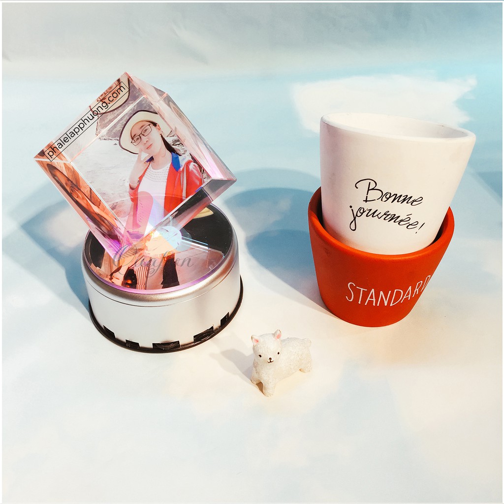 Pha lê xoay tự động phát nhạc MP3, đèn led, đế sạc, thẻ nhớ, in 3 ảnh