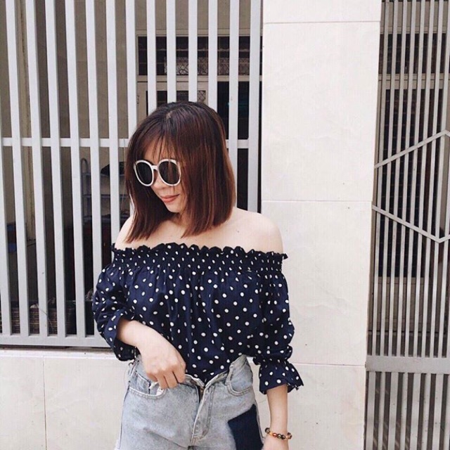 Áo bẹt vai chấm bi