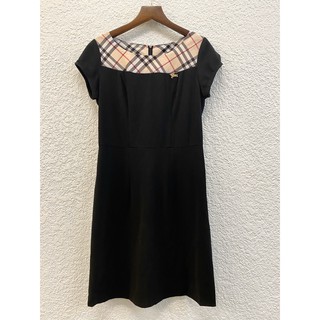 Đầm Nữ Burbery Cổ Tròn Phối Nút