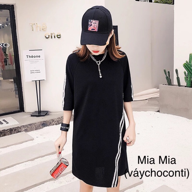 Váy đen sọc trắng
