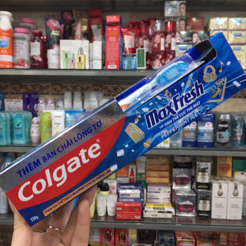 Kem đánh răng Colgate MaxFresh hương bạc hà 230g( tặng bàn chải)