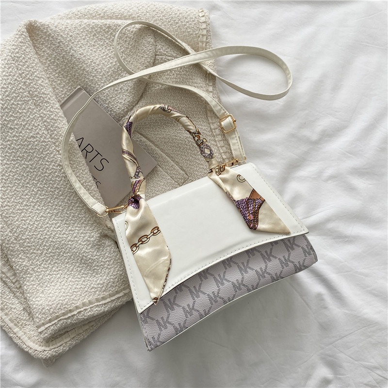 Túi đeo chéo vai in chữ thời trang năm 2021