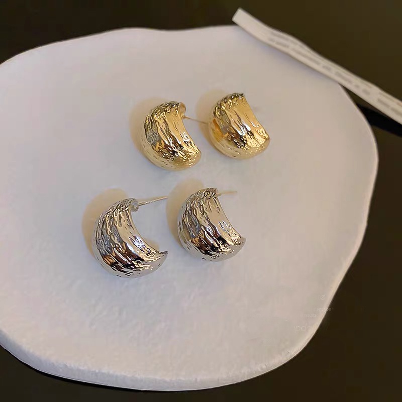 Khuyên tai C sần cá tính cực chất