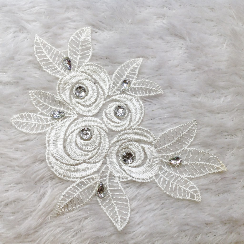 Bông thêu hoa hồng trắng đính cườm trai lấp lánh size 16cmx11.5cm kết áo