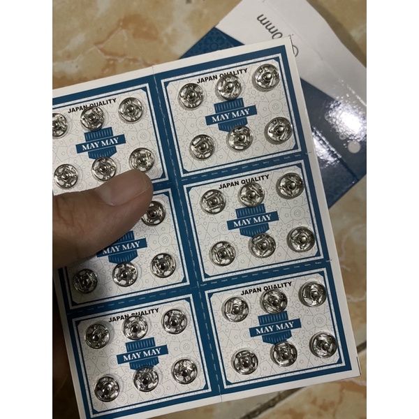 Nút bấm áo dài màu trắng May May