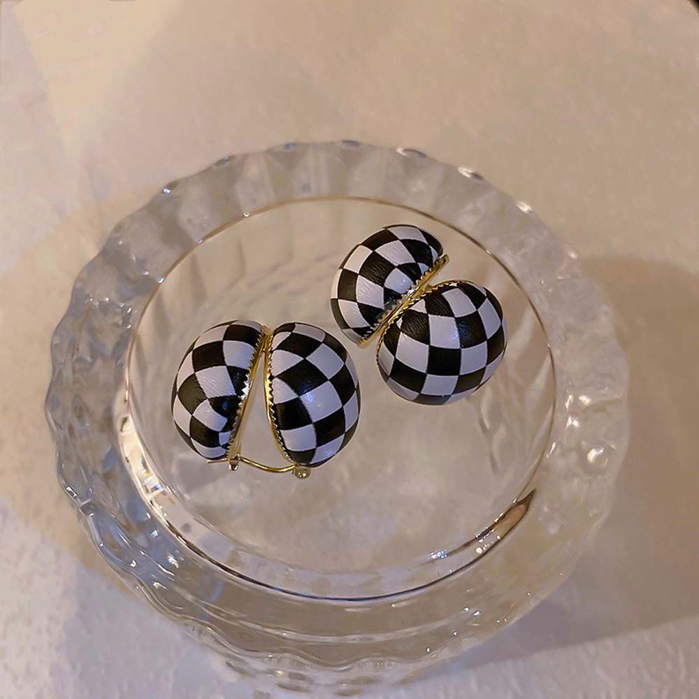 Bông tai bằng kim loại họa tiết ô vuông màu trắng đen phong cách hàn quốc cổ điển cho nữ mẫu mã đa dạng