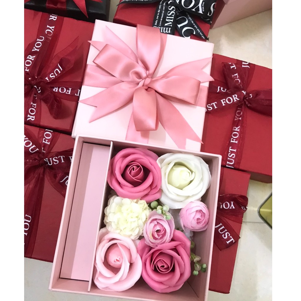 Hộp đựng son kem hoa hồng thơm y hình (vừa cây son dài tối đa 11,5cm)