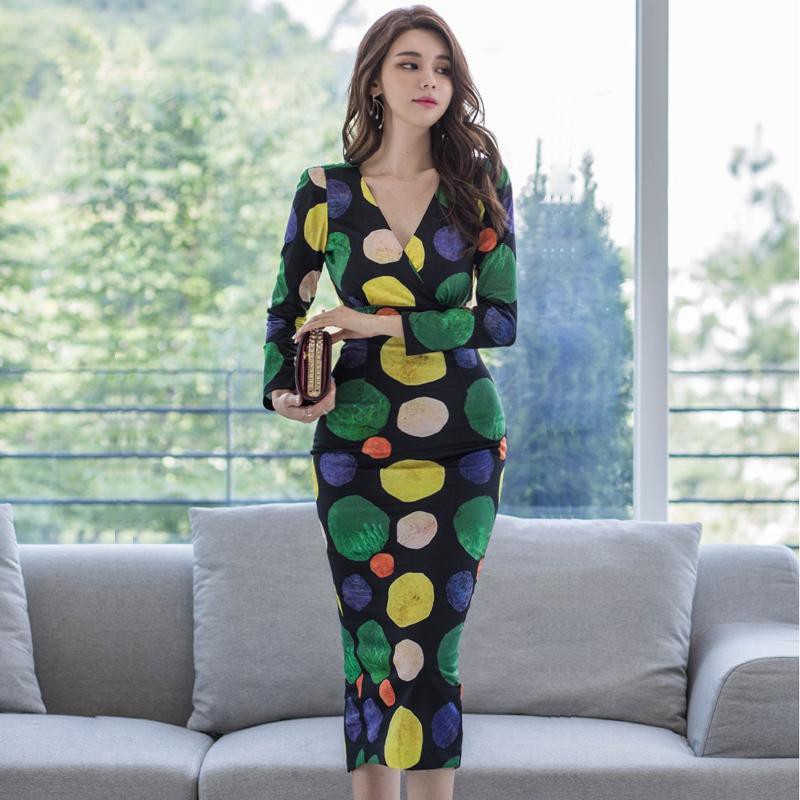Đầm ôm sát, khoét mông, gợi cảm, cổ chữ V, tay dài, nữ tính, chấm bi xẻ tà, chân váy xòe, dài ngang lưng