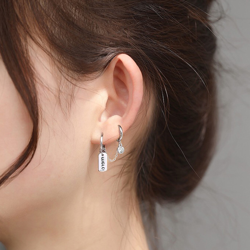 Bông tai nối liền 2 vòng mặt dây khắc chữ cái phong cách hiphop thời trang cá tính cho nam