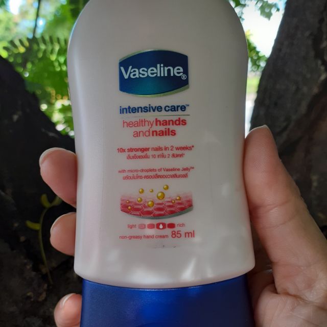 Sữa dưỡng da tay và móng Vaseline heathy hands and nails cho bàn tay mềm mịn không thô ráp. Móng chắc khỏe không gãy nẻ.