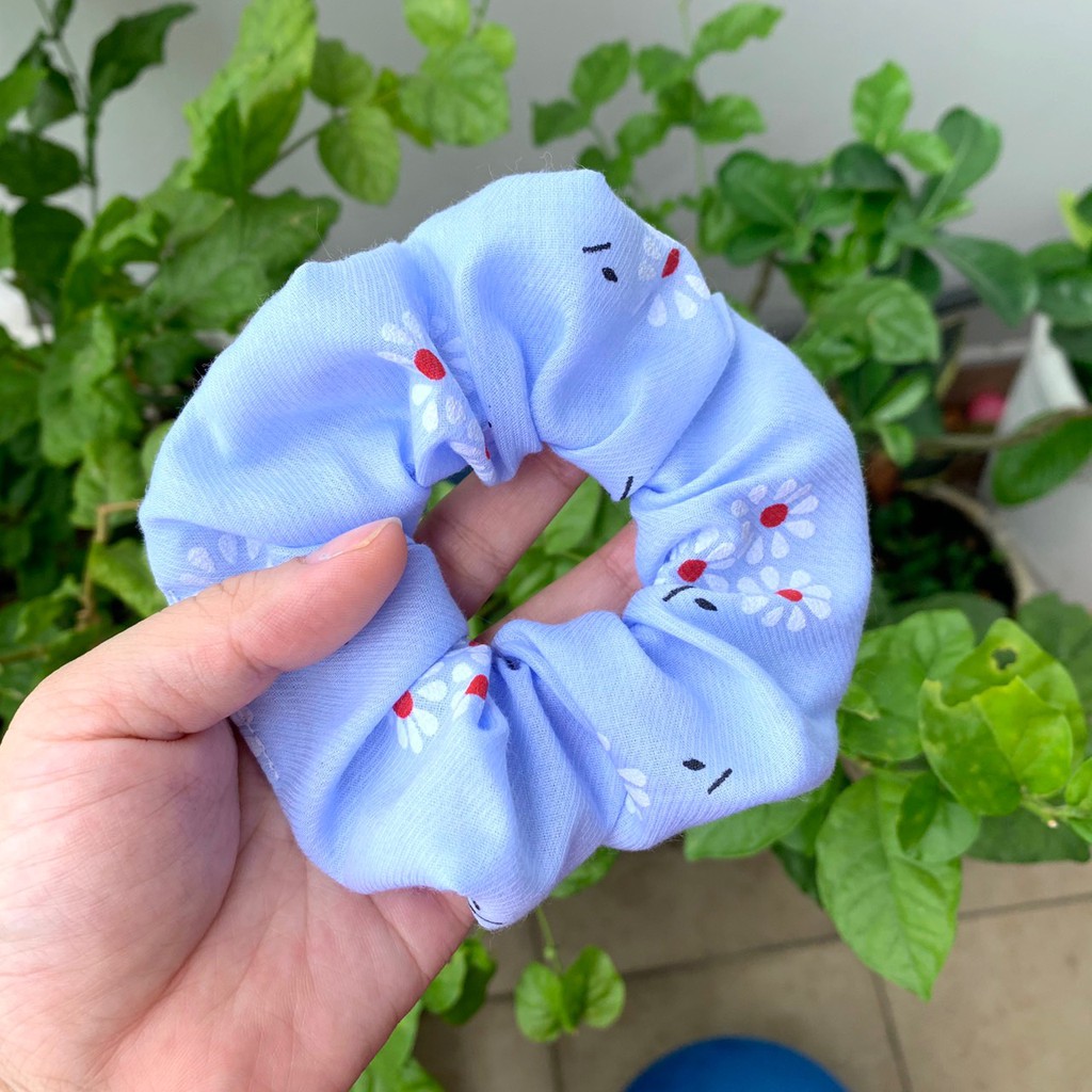 Cột vải scrunchies hoa cúc nhuỵ đỏ