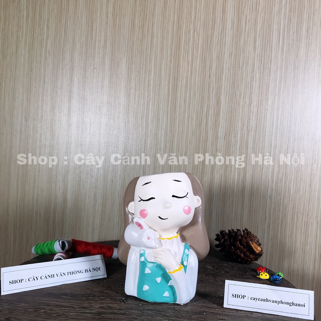 cây xương rồng , cẩm nhung kèm chậu cây cô gái áo xanh chấm bi thỏ trắng