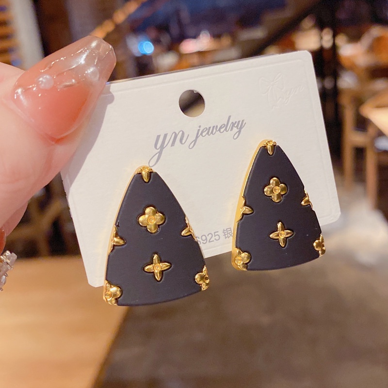 Đôi khuyên tai nữ hình tam giác đính hoa thời trang Hàn Quốc xinh xắn