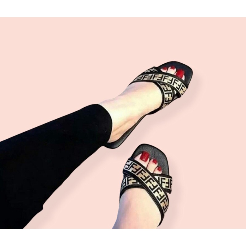 dép quai chéo đen fen dy nền trắng đầu tròn. bao bền đẹp. nắng mưa đều mang được. cam kết như hình. ( hình tự chụp )