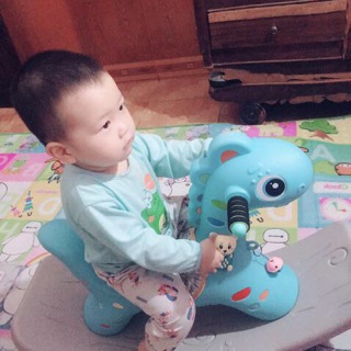 Ngựa bập bênh có nhạc cho bé