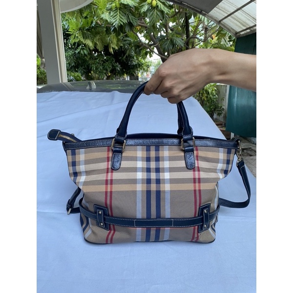 Túi chuẩn si. Túi qua sử dụng. Khách vui lòng xem hình nếu muốn biết thêm thông tin sản phẩm mời khách vô chat. Thanks .