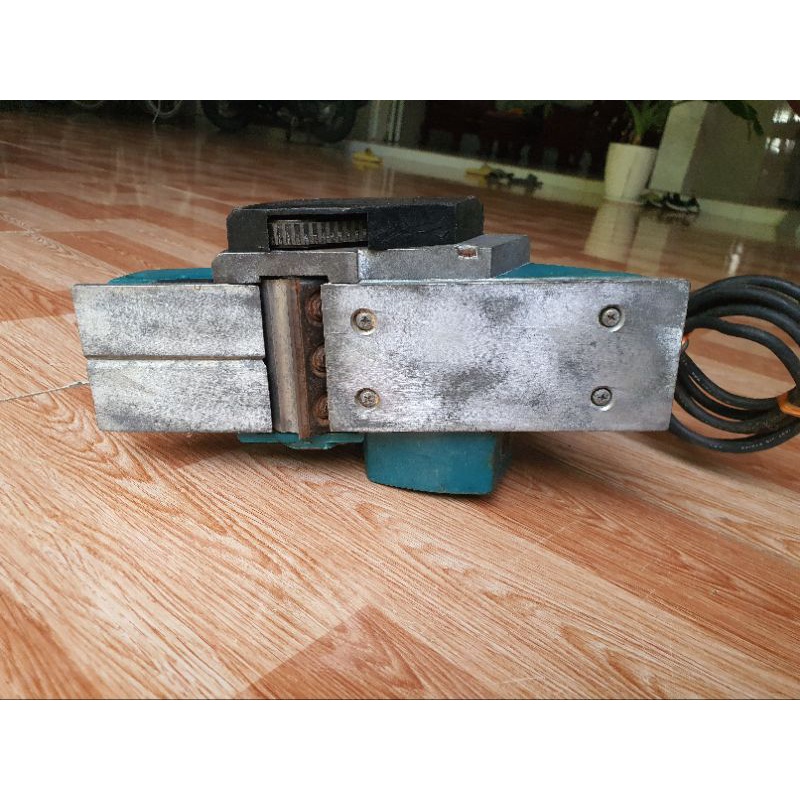 Bào gỗ Makita 1900B xài điện 100 volt , lưỡi 82mm