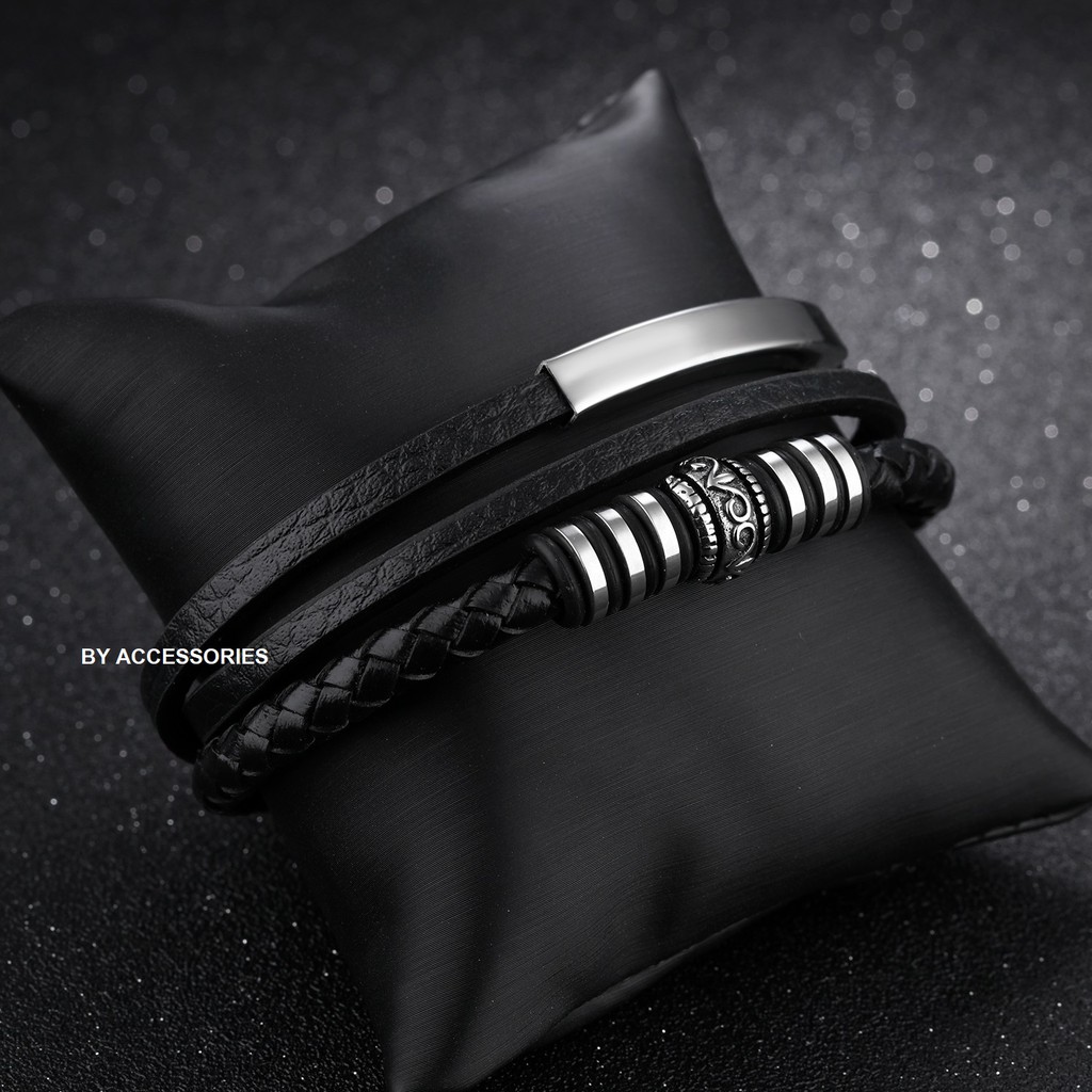 Vòng tay dây da triple bọc khoanh họa tiết kim loại