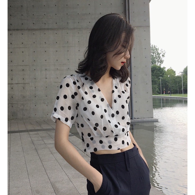 ÁO CROPTOP CHẤM BI TAY NGẮN CỔ V NỮ TÍNH